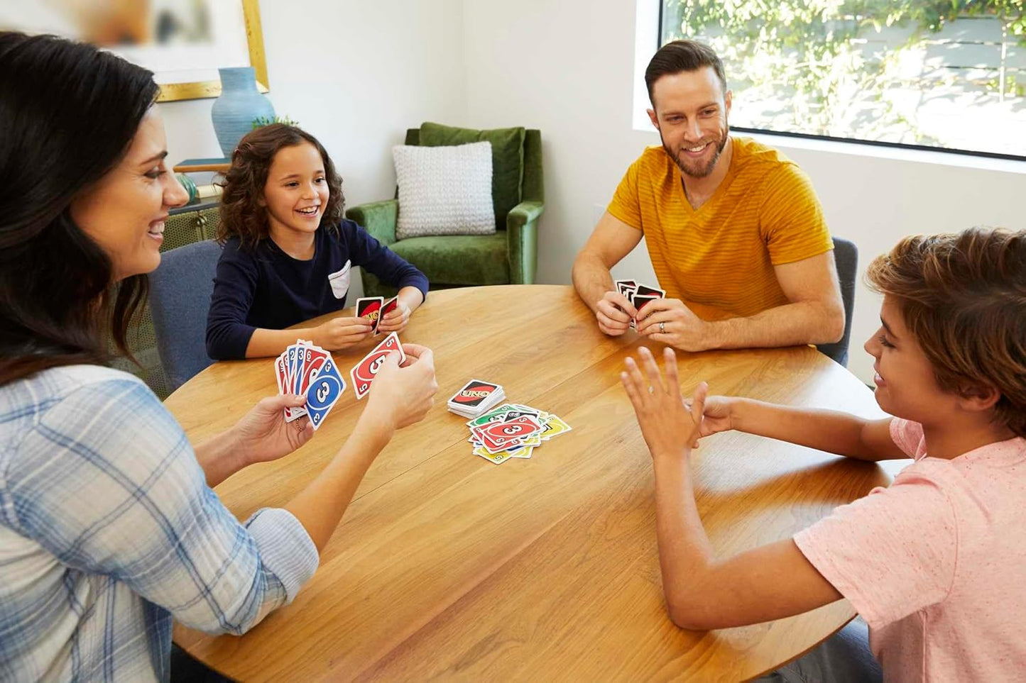 Mattel Games UNO, Classic Card Game for Kids and Adults for Family Game Night, 2 to 10 Players, Ages 7